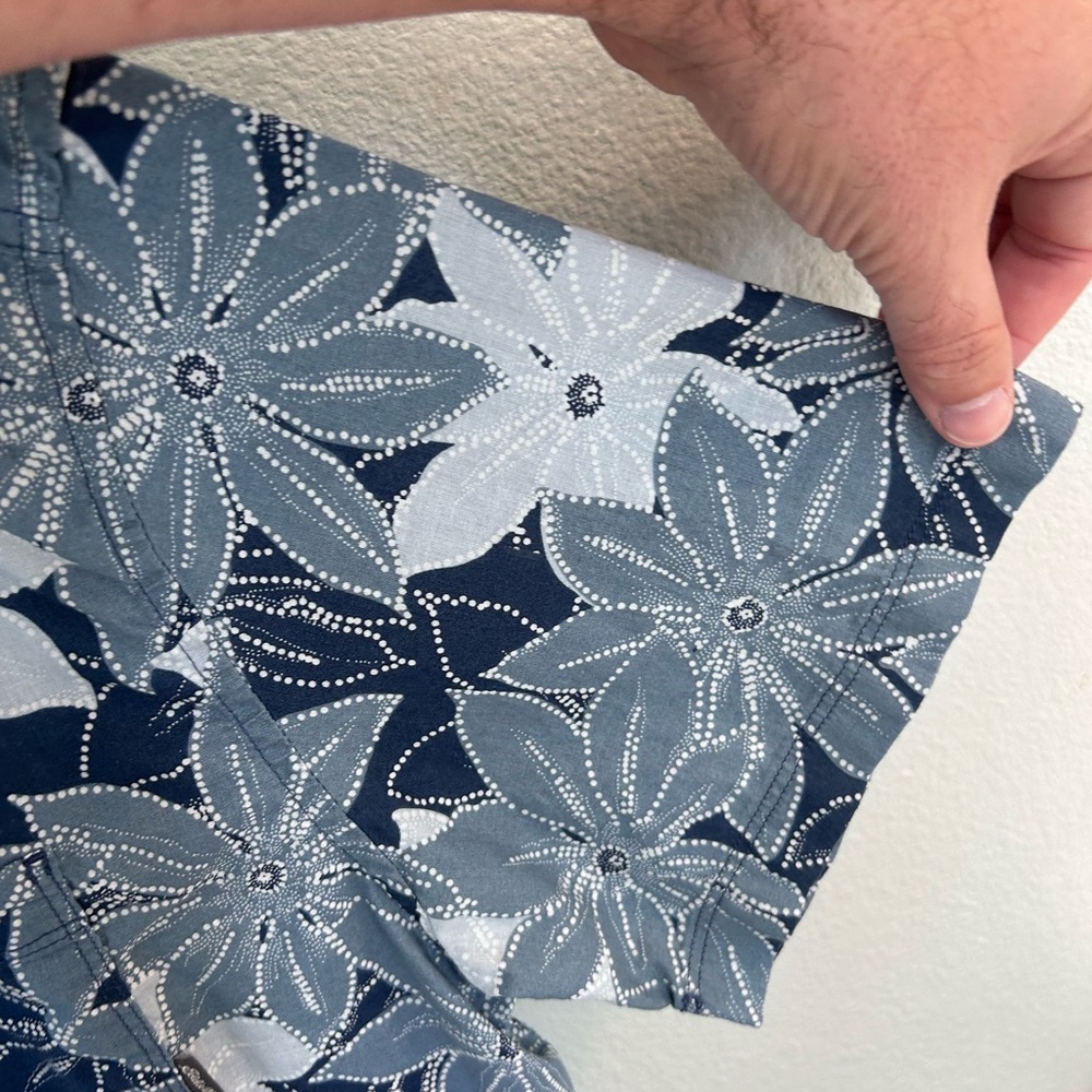 Mens Eddie Bauer button down blue floral shirt - Picture 4 of 7